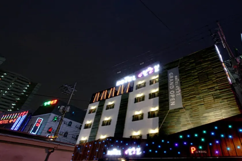 Hotel April 2nd - Image 1