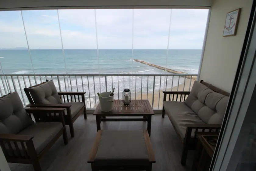 Sea Front - Stunning Views - Image 1