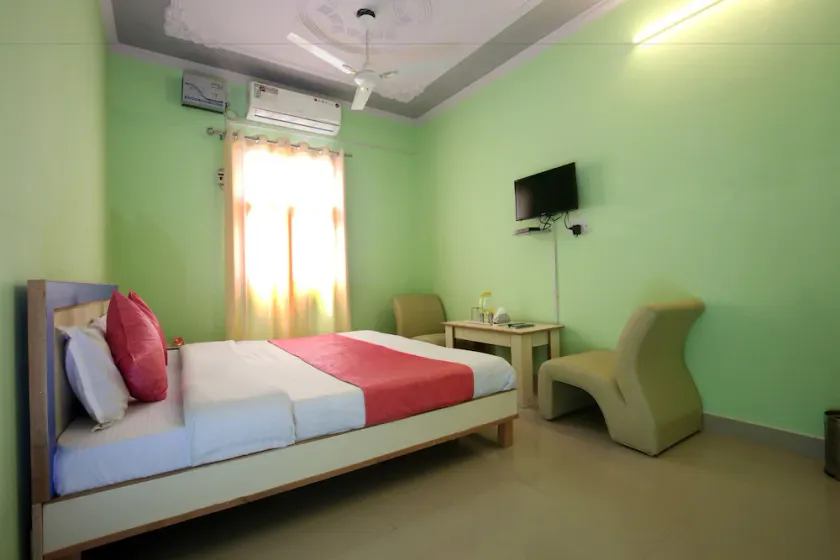 Hotel New Comfort by OYO Rooms - Image 1