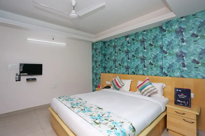 OYO 10263 Hotel Grand Nishat - Image 1