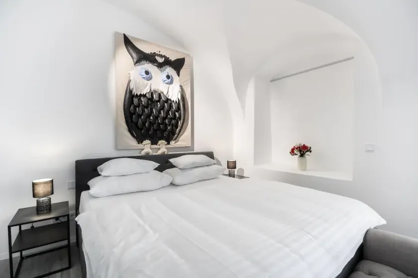 Suiten Apartment Art Collection With Kind Bed Air Conditioning and two Separate Bedrooms - Image 1