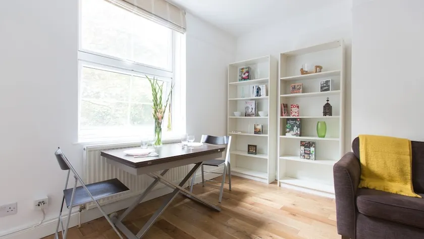 Bright 2BR Flat in St. Katharine's Docks - Image 1