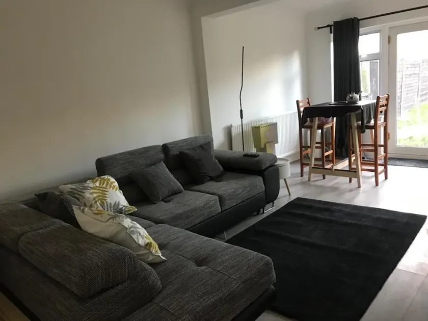 Impeccable 2-bed Cottage in Dagenham - Image 1