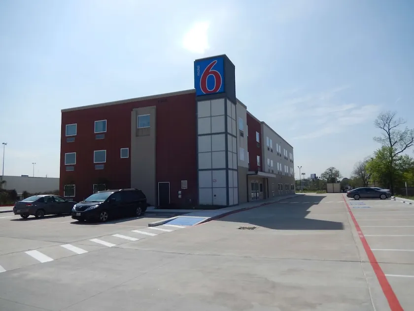 Motel 6 Houston - Downtown North - Image 1