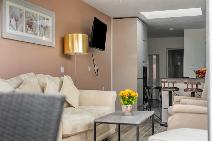 Stylish & Sleek 3BD Home Including Guest House in Southall - Image 1