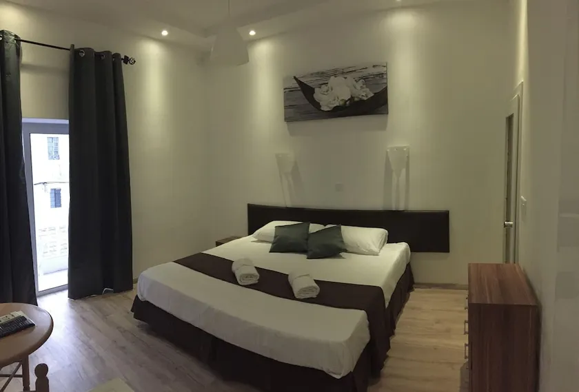 Sunstone Guest House - Image 1