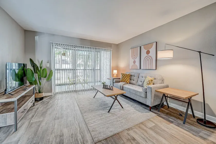 FRONTDESK Pier 5350 Apts Woodland Acres Jacksonville - Image 1