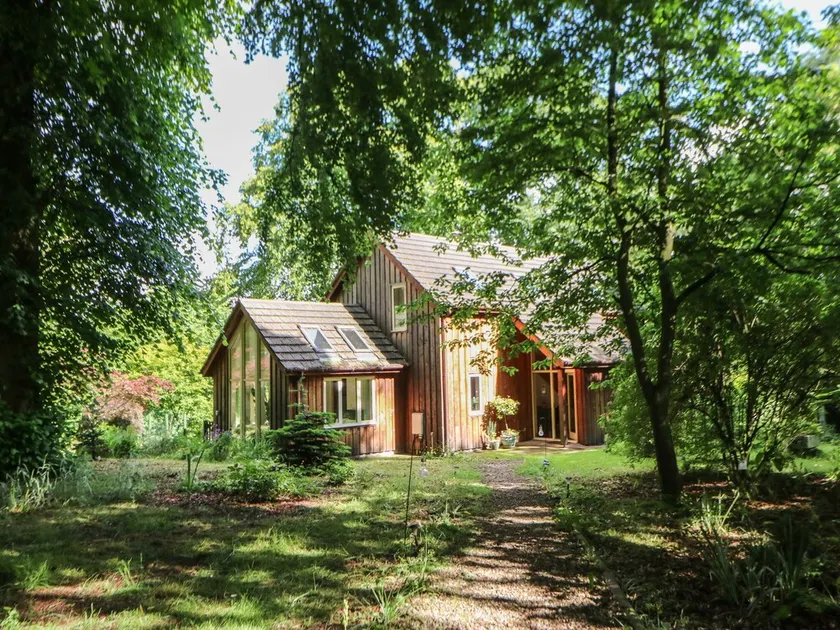 Little Treasure Cottage - Image 1