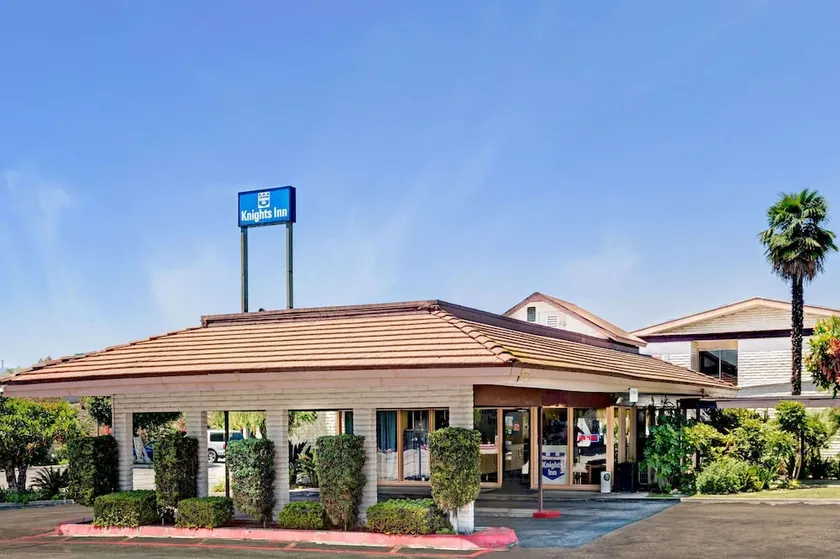Knights Inn Claremont - Image 1