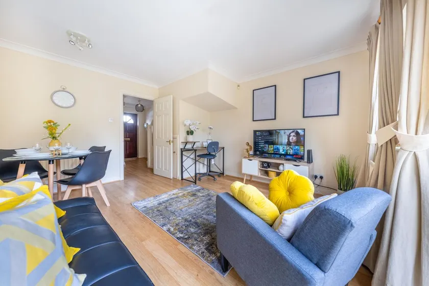 Pierocks Wickets Luxury Entire House, Free Parking and Wi-fi in Maidenhead - Image 1