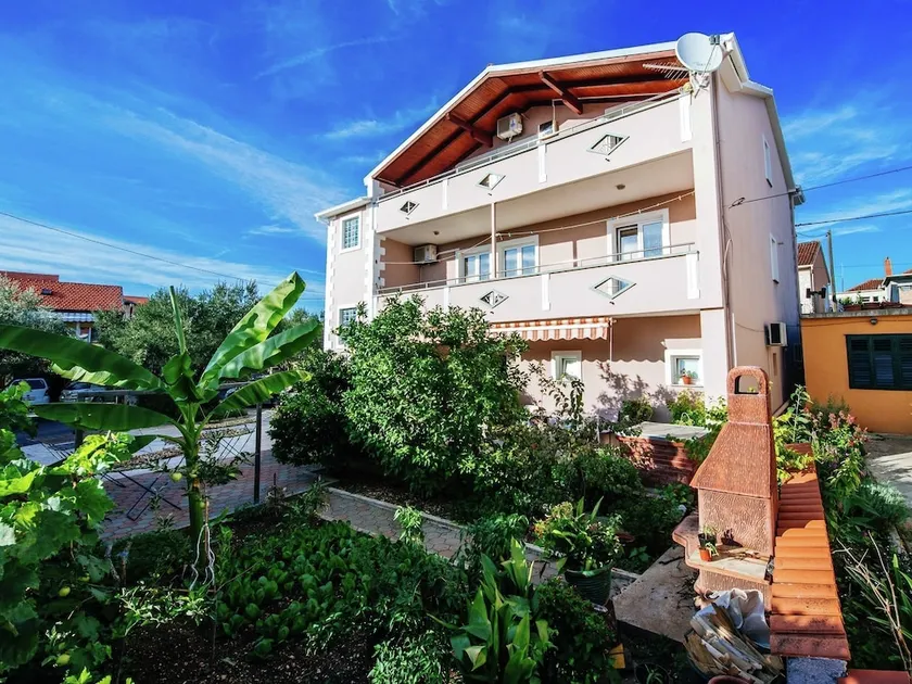 Spacious Ground Floor Apartment, big Private Covered Terrace, 200 m From the sea - Image 1