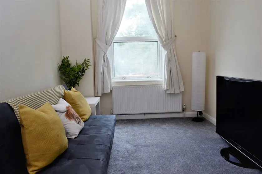 Lovely 4-Bedroom Home in Woodcote Fold - Image 1