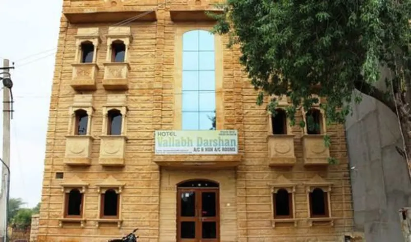 Hotel Vallabh Darshan - Image 1