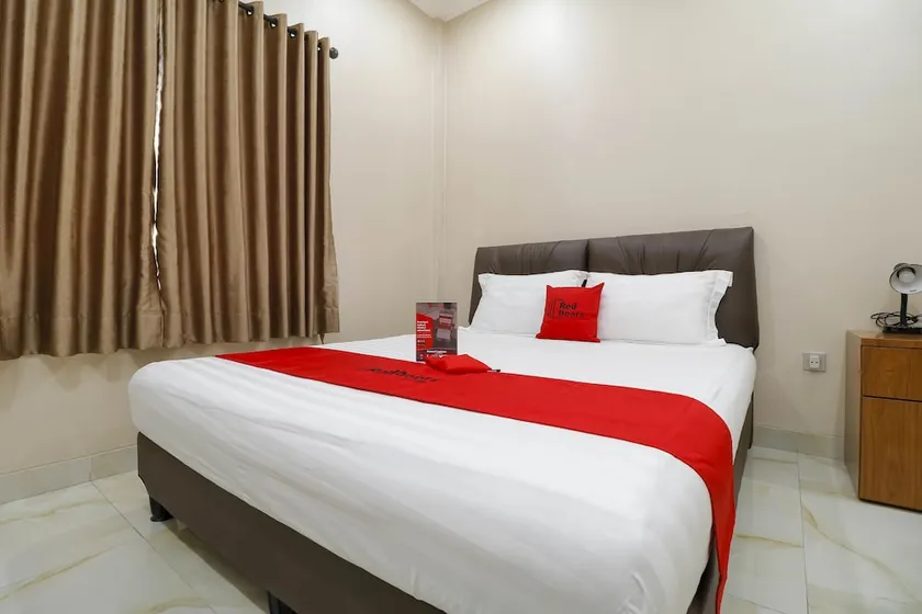 RedDoorz Syariah Plus near Dharmawangsa - Image 1