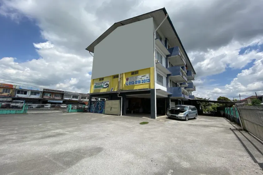Oyo Home 90295 Beacon Homestay Kuching - Image 1