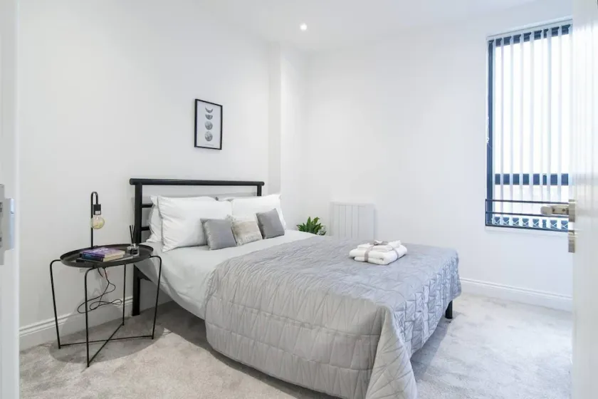 Luxury Serviced Apartment 2 Bed 1 Bath Slough - Image 1