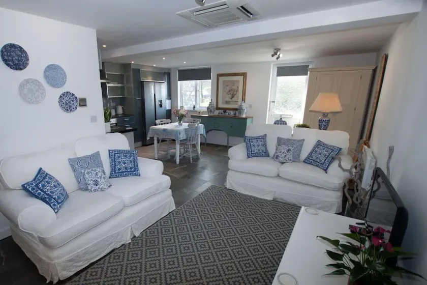 Lovely 2 Bed Apartment Pembroke Castle - Image 1