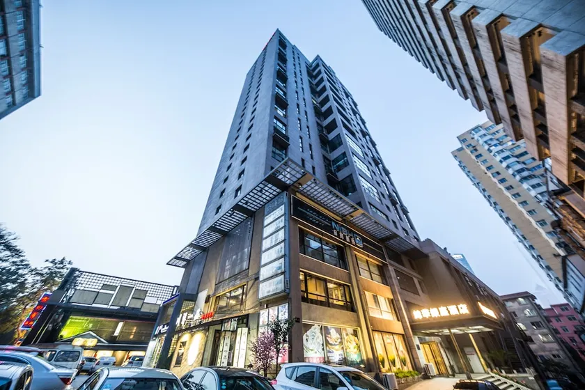 Dalian Precious Ginza Hotel - Image 1