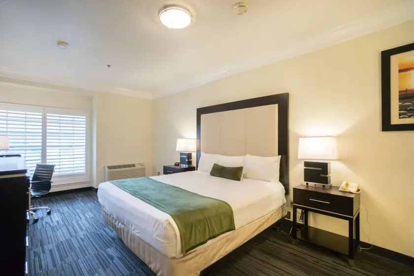 Arena Hotel - Image 1