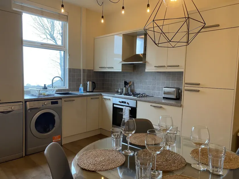 Charming 4-bed Town House in Crookes, Sheffield - Image 1