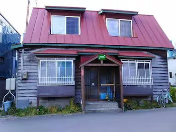 Emina Backpackers Hostel - Image 1