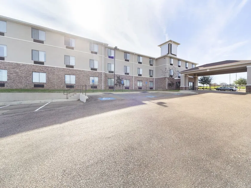 OYO Hotel Jackson MS Downtown - Image 1