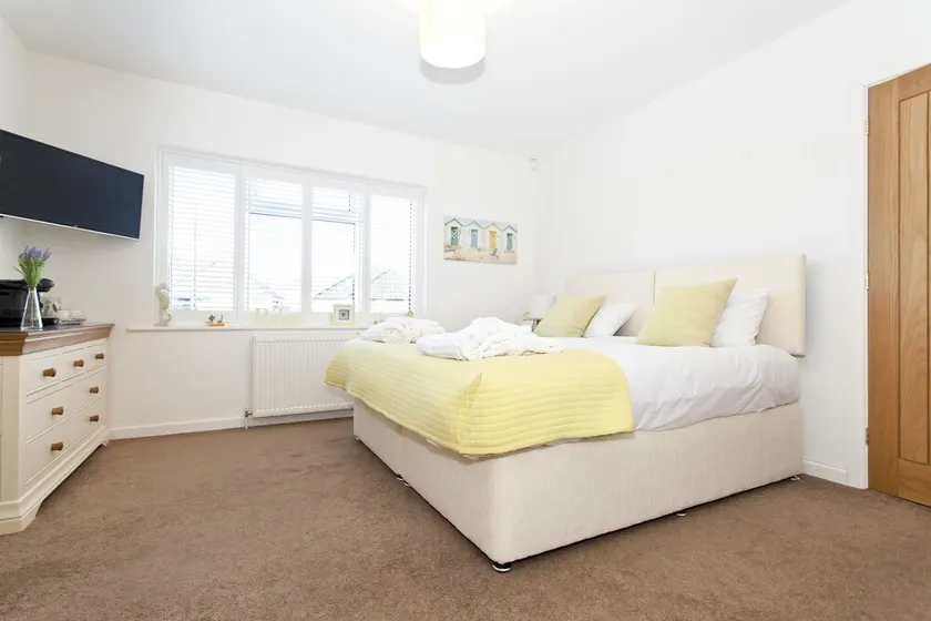 Avon Beach Bed and Breakfast - Image 1