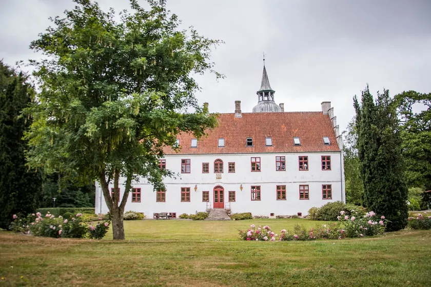 Rydhave Slot Hotel - Image 1