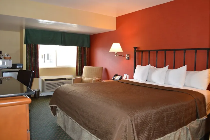Travelodge by Wyndham San Diego Downtown Convention Center - Image 1