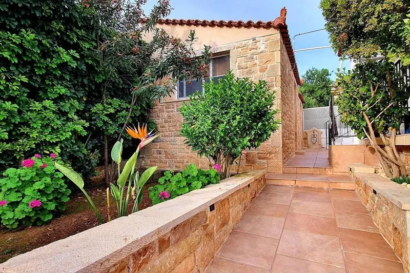 Charming 3-bed House in Tyros - Image 1