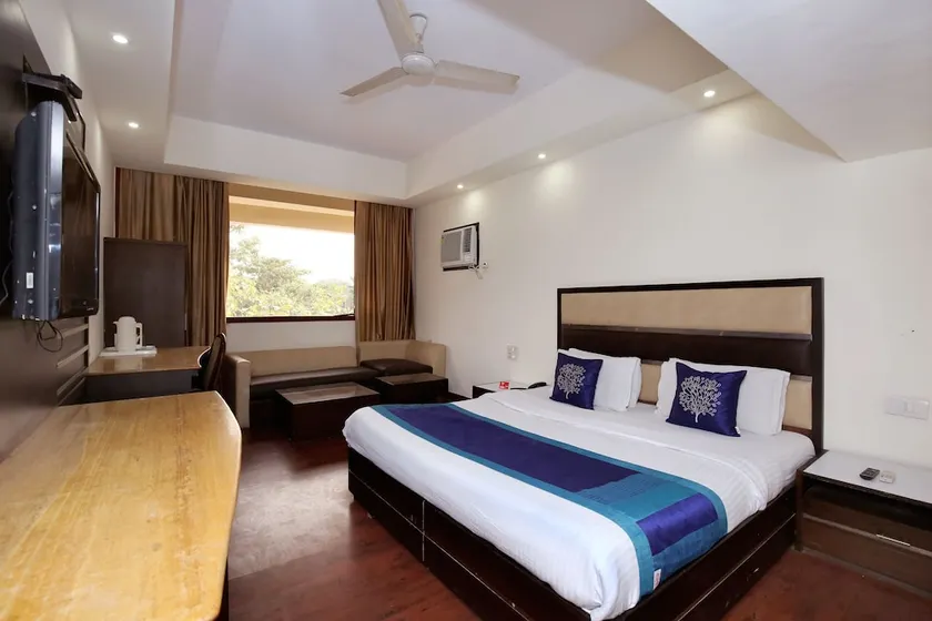 Oyo 10144 Hotel Southend - Image 1