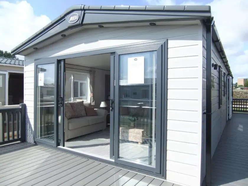Captivating Bluebell Lodge 2-bed Cotswolds Caravan - Image 1