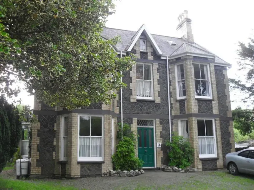 6-bed House in Snowdonia With Your own Private pub - Image 1