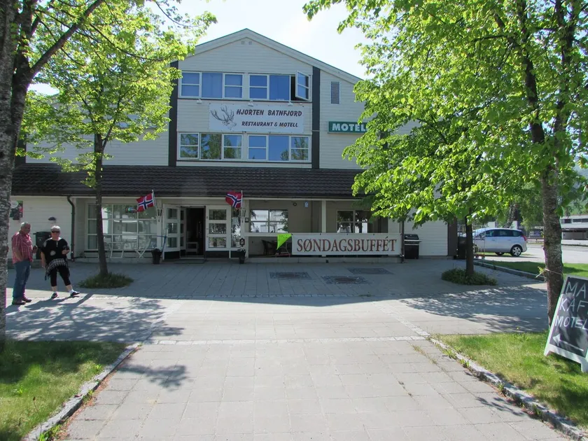 Midnattsol Batnfjord Motell Og Hjorten Kafe - Image 1