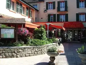 Logis hotel-restaurant Le Chene Vert - Image 1