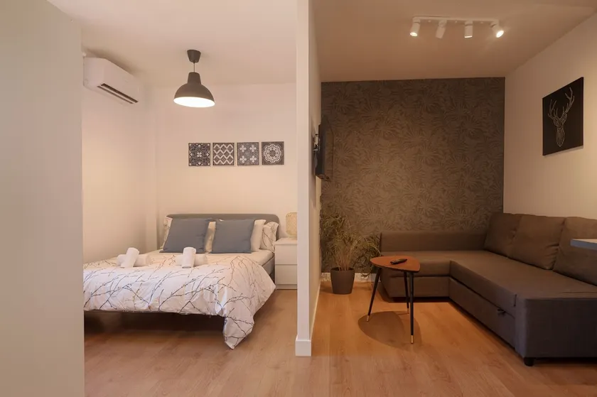 Cozy and Convenient Studio Near Airport - Image 1