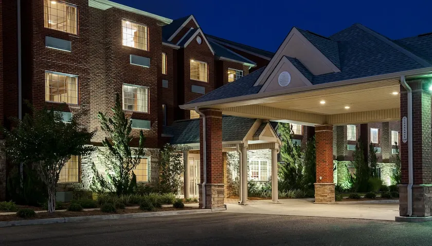 Magnolia Inn & Suites - Image 1