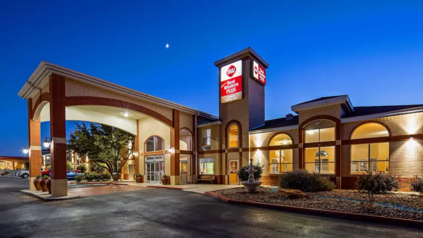 Best Western Plus Lubbock Windsor Inn - Image 1