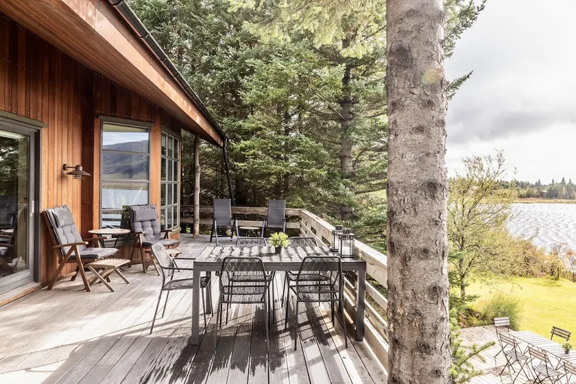 Áslundur Lakefront Villa - Image 1