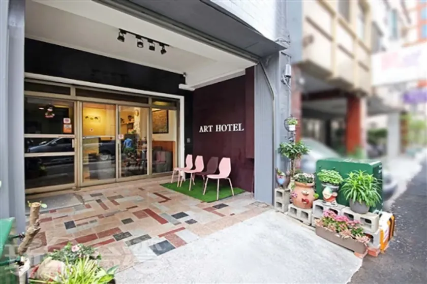 Art Hotel - Image 1