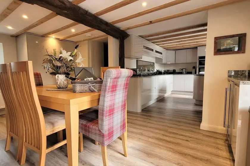Cosy & Spacious Cottage in Scenic Village With Pub - Image 1