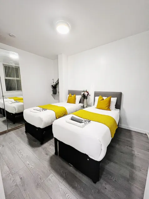 Impeccable 4-bed House in Manchester - Image 1