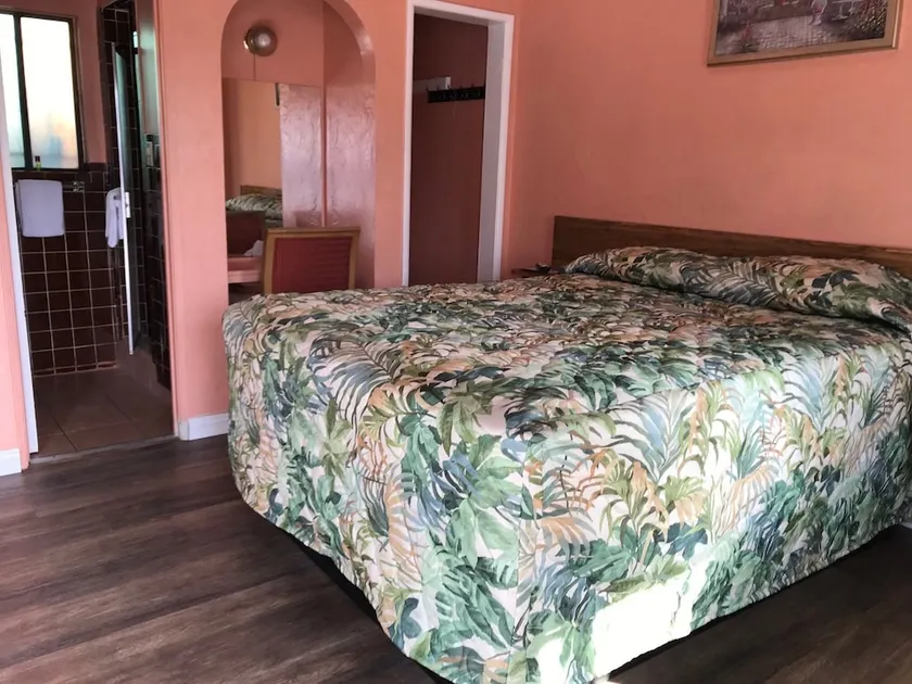 Raymoure Motel - Image 1