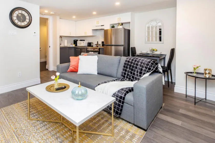 Prime Location - Luxury 1BR With King Bed - Steps From Byward Market - Image 1