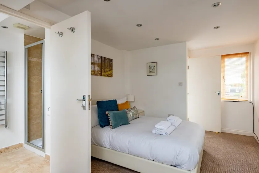 Bright and Spacious 2 Bedroom Flat - Image 1