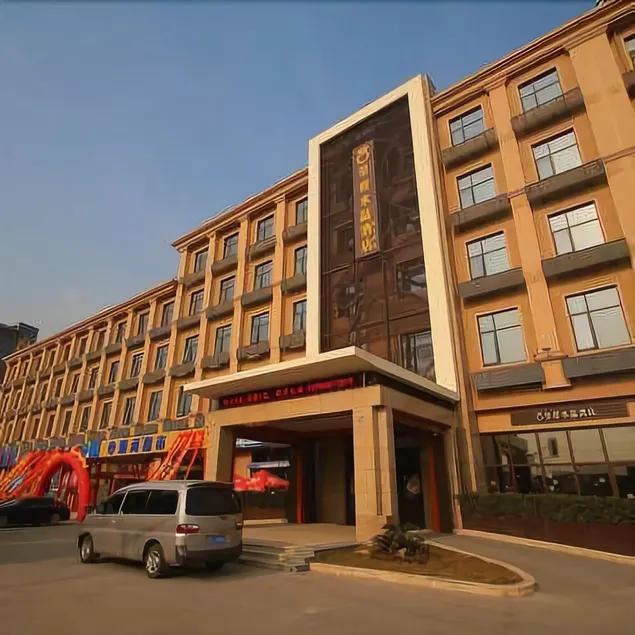 Huangcheng Crystal Hotel - Image 1