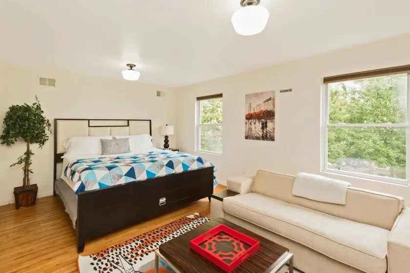 Racpanos Modern Stays - Image 1
