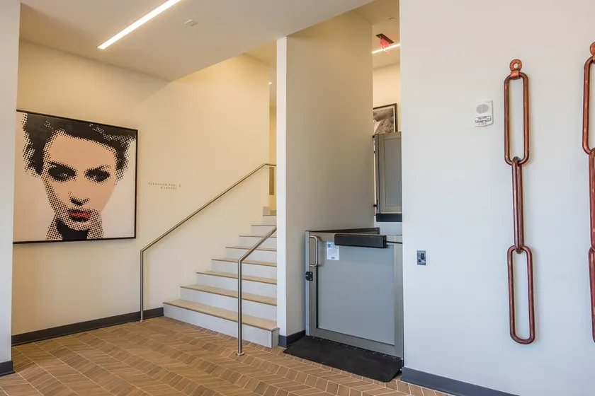 THE GRAND - Modern DT Apts with Free Parking by Zencity - Image 1