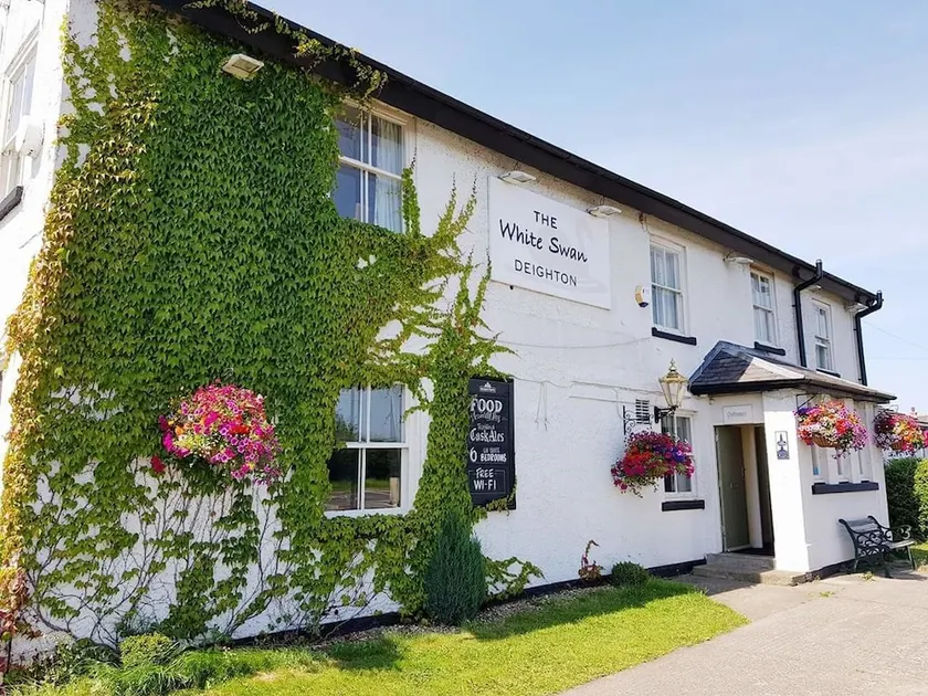 White Swan, Deighton - Image 1