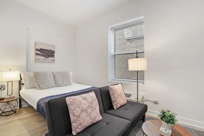 Uptown Studio Apt Near Shops in Montrose - Image 1